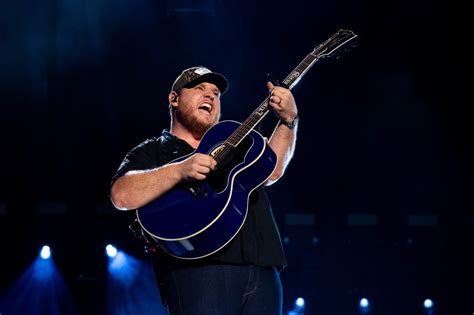 Concert review: Luke Combs lacked in stage presence, but delivered the hits at U.S. Bank Stadium